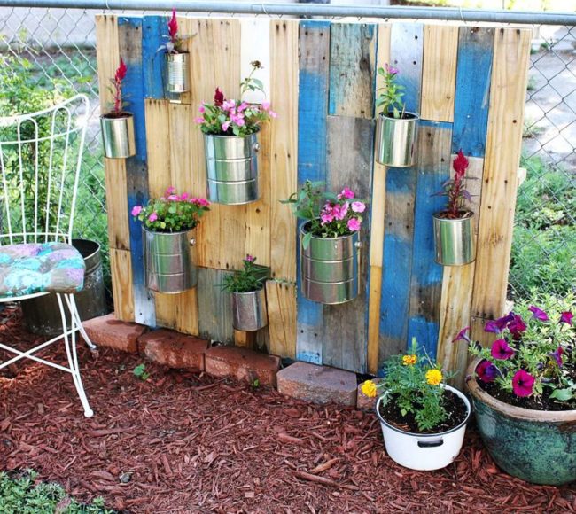This <a href="http://www.abeautifulmess.com/2012/07/pallet-vertical-garden.html" target="_blank">pallet garden</a> is perfect for a porch or mini backyard.