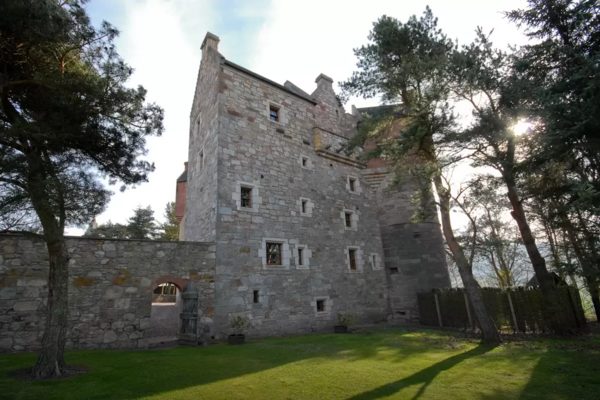 <a href="https://www.airbnb.com/rooms/330808" target="_blank">Dairsie Castle</a>, Fife, Scotland