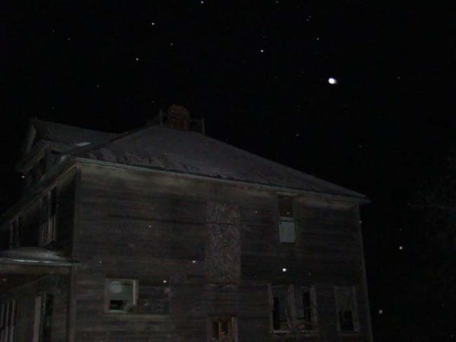 A few years ago, one intrepid Redditor came across this giant old house on an abandoned prairie in the Midwest.