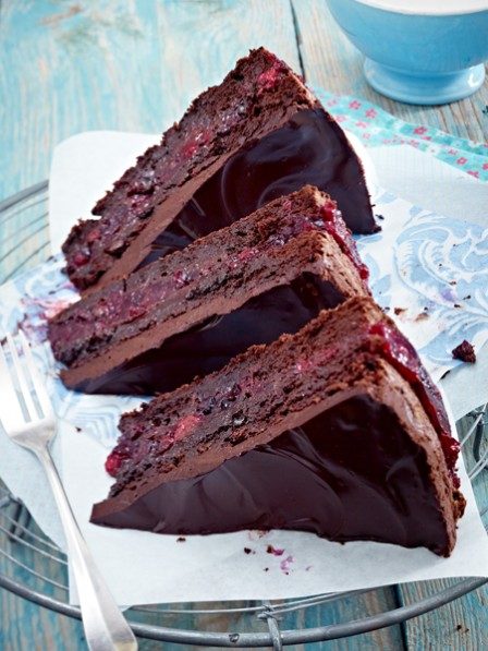 Honestly, I always thought I'd <a href="http://www.wunderweib.de/kochen/death-by-chocolate-das-schokokuchen-rezept-a175990.html" target="_blank">die by chocolate</a> -- this cake seems like a good way to go out.