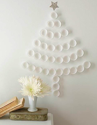 If you're a baker, <a href="http://vonblum.blogspot.com/2009/12/0412.html" target="_blank">this tree</a> made out of paper baking cups is the perfect holiday addition.