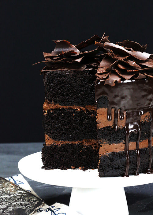 If this is what people are calling "<a href="http://www.eatdrinkbinge.com/rustic-chocolate-cake-with-chocolate-ganache/" target="_blank">rustic</a>" these days, I'm moving to the country and buying a barn.
