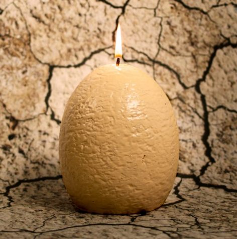 At first glance, this egg-shaped candle looks pretty normal, if a little bit bizarre. 