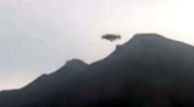 Those who have seen the photo believe that it might be the same UFO that was spotted in La Paz, Bolivia, on December 6, 2015.