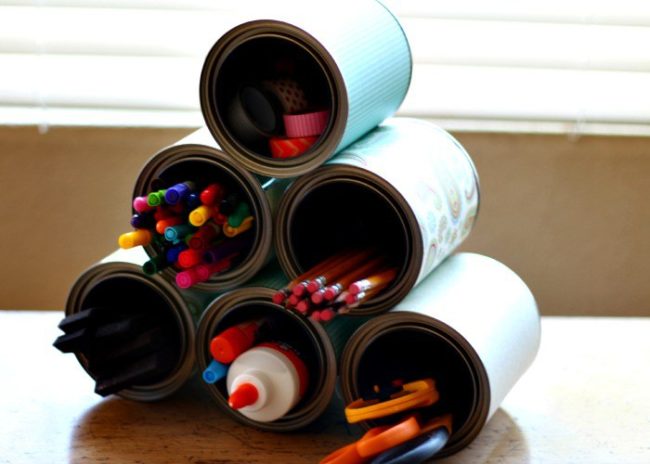 Keep all your kid's <a href="http://www.somewhatsimple.com/craft-supply-organizer/" target="_blank">craft supplies</a> in order with the help of tin cans.