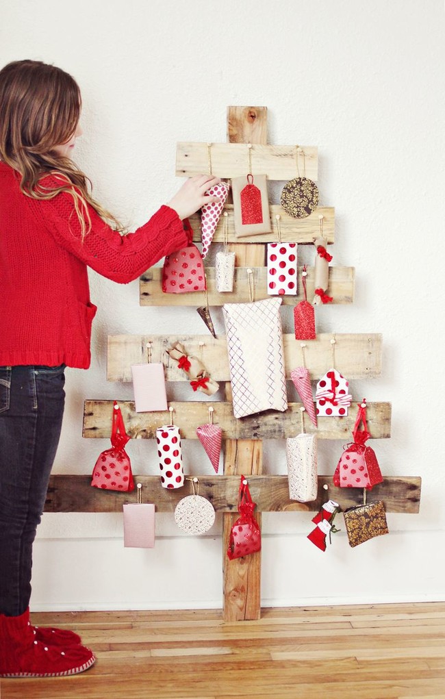 Hang little treats on this adorable <a href="http://www.abeautifulmess.com/2012/11/diy-advent-tree.html" target="_blank">advent tree</a>. 