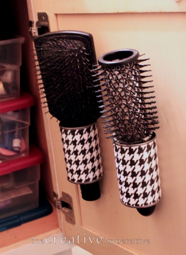 Your bathroom cabinets could always use some organizational help -- and <a href="http://thecreativeimperative.blogspot.hu/2012/02/hanging-hairbrush-storage-from-tin-cans.html" target="_blank">cans can do that</a>!