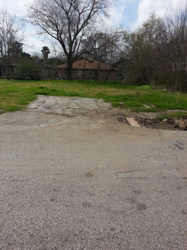 Here is the empty lot where kriegercontainers decided to build his home. It may not look like much now, but just wait!