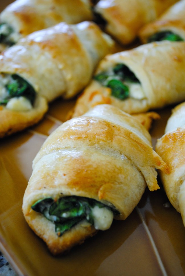<a href="http://www.piarecipes.com/2014/03/cheesy-spinach-crescent-rolls.html" target="_blank">Cheesy spinach crescent rolls</a> will probably also make your day. 